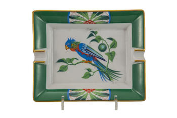 HERMèS. Vide-poche cendrier en porcelaine, Paris, XXe s., motif perroquet, 19,5x16 cm