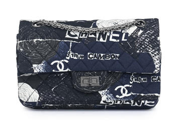 Chanel, sac 2.55 Reissue Graffiti 2019 édition limitée en jersey imprimé, carte d’authenticité, housse