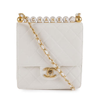 Chanel, sac Chic Pearls édition limitée 2020 Karl Lagerfeld en cuir blanc matelassé, housse, facture