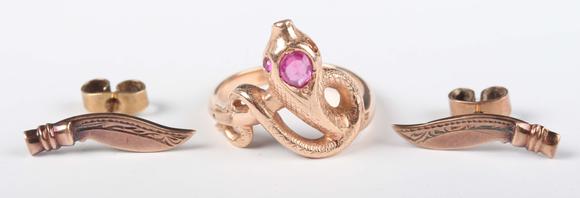 Tooveys|中西方古董藝術專場A gold, ruby and synthetic ruby ring, designed as a coiled snake, de
