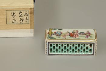 清 大清嘉慶年制 粉彩人物墨床 日本桐箱附