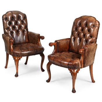 A PAIR OF WALNUT AND BUTTONED LEATHER UPHOLSTERED LIBRARY ARMCHAIRS, FIRST HALF 20TH CENTURY