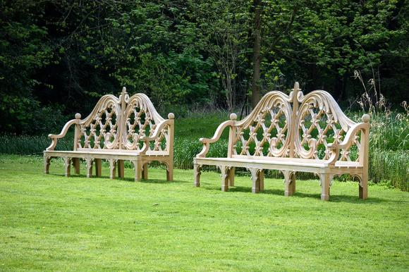 Dreweatts|精美家具、雕塑、地毯、陶瓷和藝術(shù)品-Watts 1874A LARGE PAIR OF CARVED TEAK LATTICE BACK GARDEN BENCHES, CONTEMPORARY
