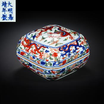 大明嘉靖五彩龍紋方盒