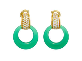 Van Cleef & Arpels, paire de pendants d'oreilles or 750 pavés de diamants avec deux paires d'anneaux interchangeables en chrysoprase et ony
