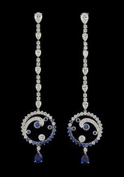 Van Cleef & Arpels, paire de pendants d'oreilles or gris 750 sertis de saphirs et de diamants taille poire et brillant<br><br><i>Van Cleef & Arpels, pair of 750 white gold drop earrings set with sapphires and diamonds </i>