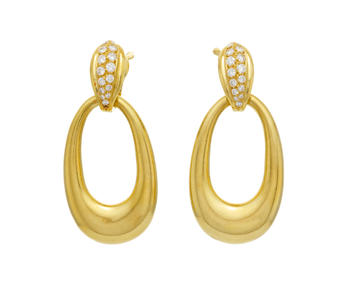 Cartier, paire de clips d'oreilles en or 750 sertis de diamants retenant des anneaux amovibles en or 750 poin?ons de ma?tre Georges Lenfan