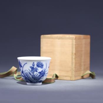 清 康熙 青花洞石花卉杯 款識：“若深珍藏”