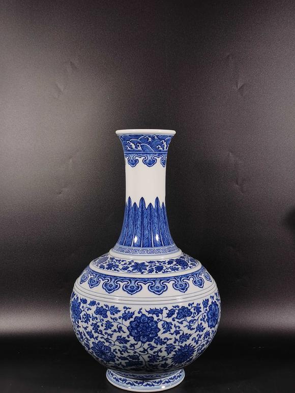 日本松町古美|薰風(fēng)入懷?蕓術(shù)品オークション青花纏枝蓮紋賞瓶