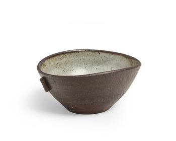 Janet Leach (1918-1997)?

Bowl with lugs, circa 1980?
St