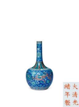 清同治 粉彩穿花龍紋長(zhǎng)頸瓶