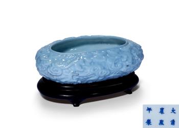 清光緒 天藍(lán)釉浮雕海水紋水盂（配原木座）