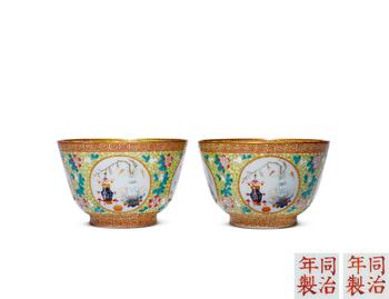 清同治 粉彩開光博古碗一對(duì)