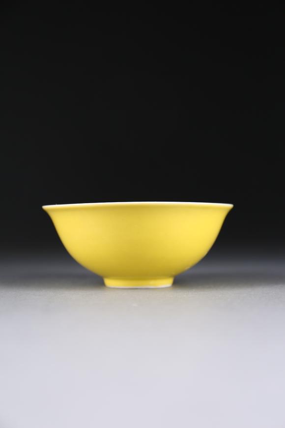 春和美術(shù)|日本春和美術(shù)2026年第三回拍賣會(huì)甜黃釉青花遊魚碗