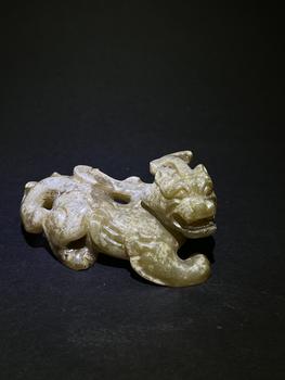 商代円彫巻尾玉竜