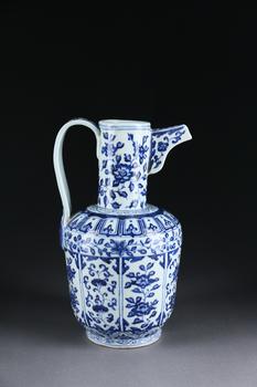 青花開光花卉紋壺