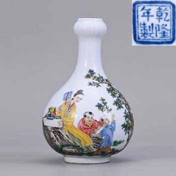 民國 琺瑯彩美人教子題詩蒜頭瓶 "乾隆年製"款