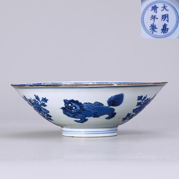 清康熙 青花獅子紋斗笠碗 ''大明嘉靖年製''款