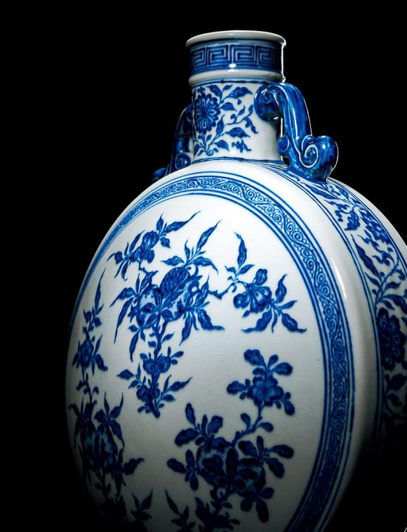 清雍正青花折枝瑞果纹抱月瓶