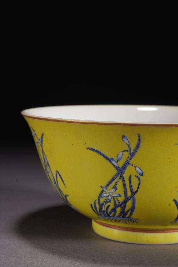 清代黄地粉彩兰花碗