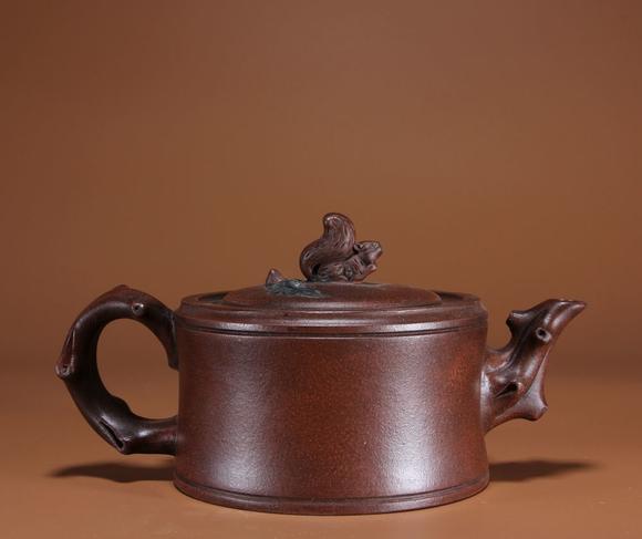 清陈鸣远制堆塑松鼠钮紫砂壶