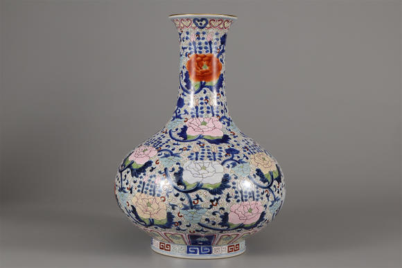 清乾隆青花粉彩牡丹花卉赏瓶