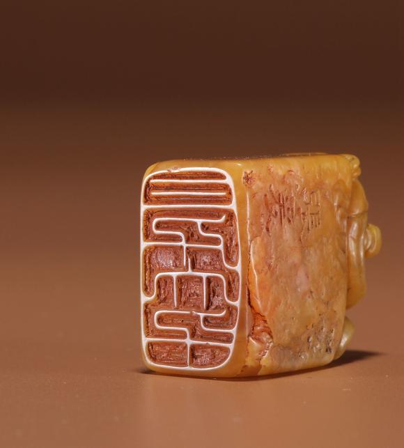 张大千先生作田黄石螭龙纹印