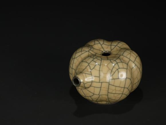 香港天宝宋代,哥窑黄釉金丝铁线纹南瓜型文房水滴