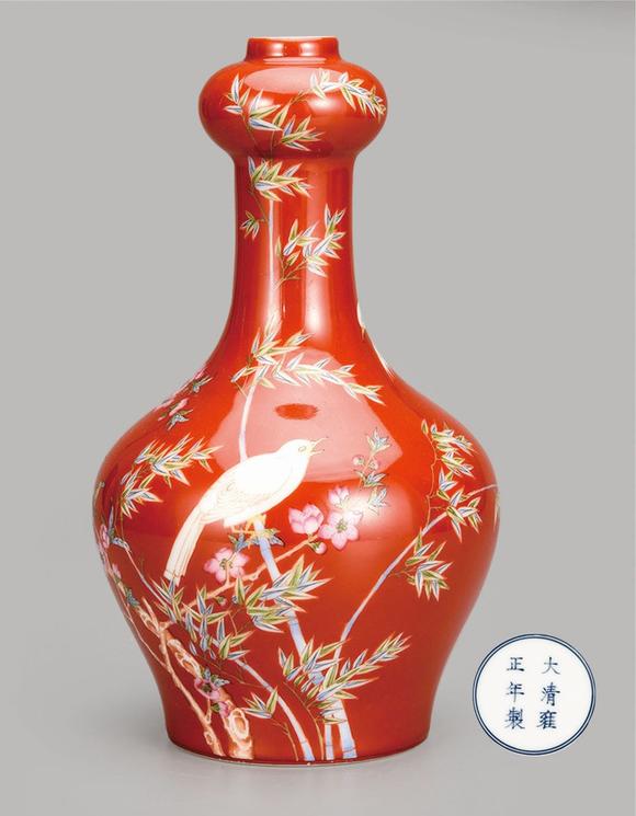 珊瑚红地珐琅彩花鸟蒜头瓶