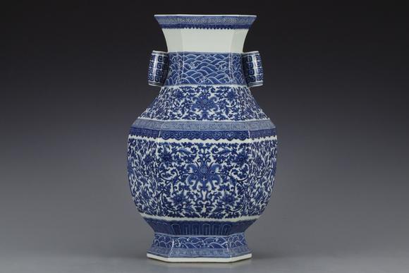 清乾隆青花缠枝莲双耳尊