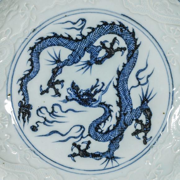 元青花暗刻龙纹赏盘