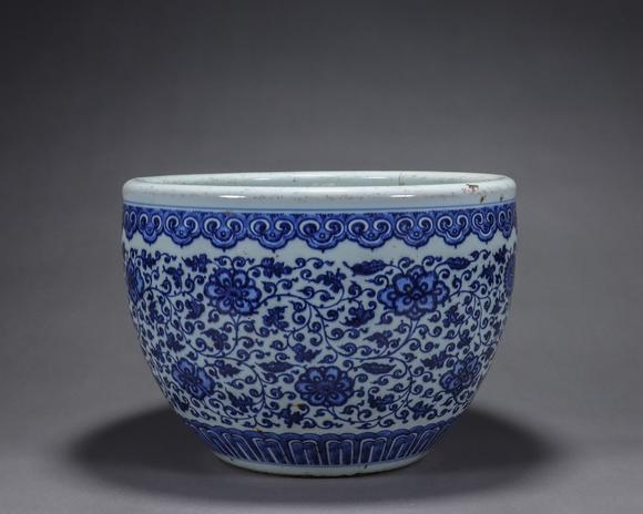 青花缠枝牡丹如意纹缸