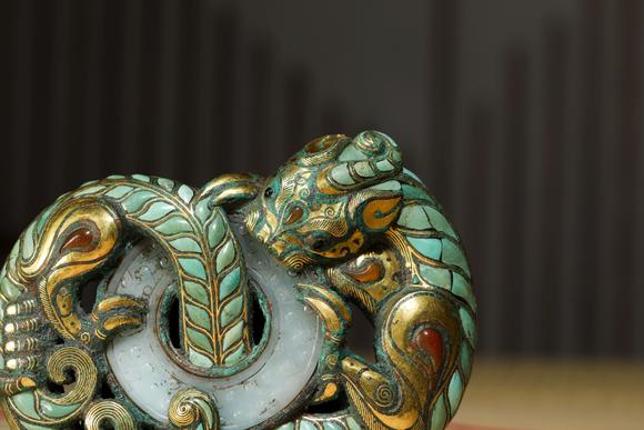 宋代铜嵌金银宝石带钩