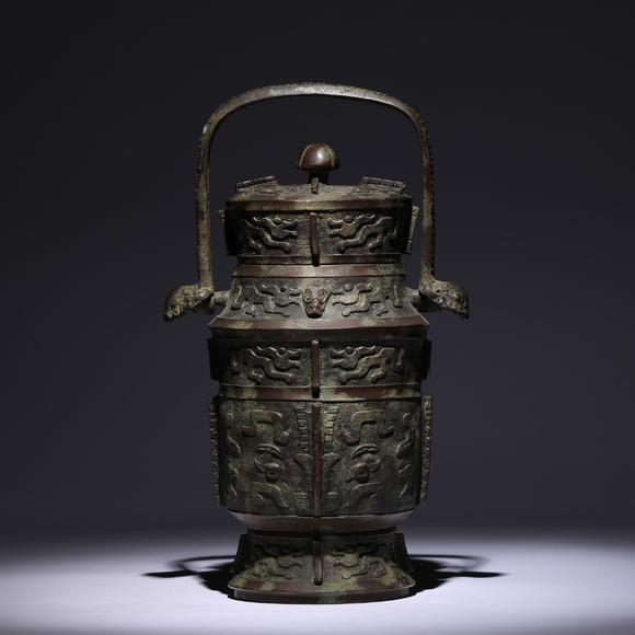 宋铜兽面纹提梁卣