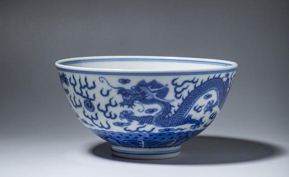 大清乾隆年制款青花龙纹碗