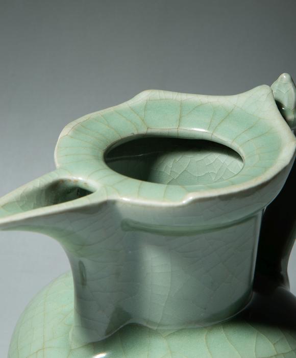 龙泉窑僧帽壶