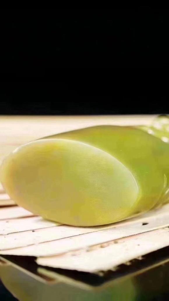 寿山月尾艾叶绿瑞兽