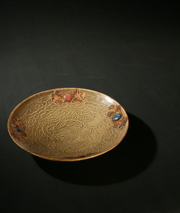 宋代定窑酱色釉刻花包金盘