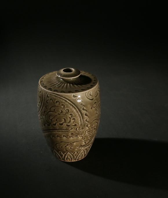 宋代耀州窑瓶肩刻花凤凰纹梅瓶