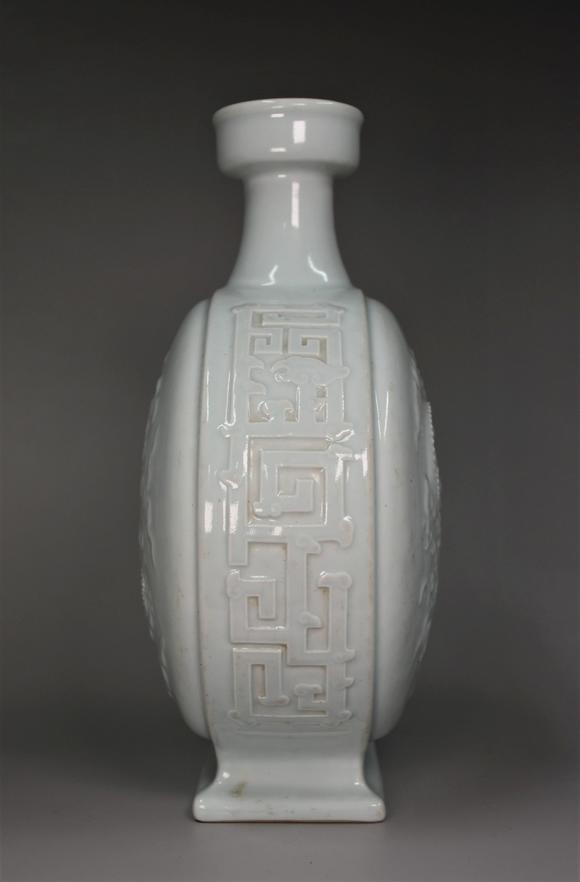 清代雍正年制甜白釉龙纹扁瓶