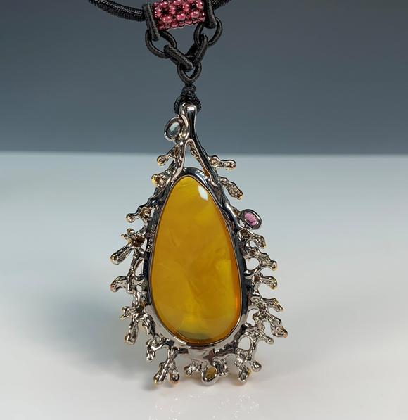 银镶嵌天然金绞蜜琥珀吊坠