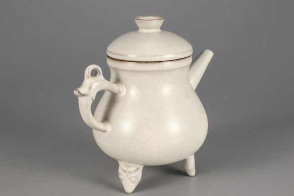宋官窑三足茶壶