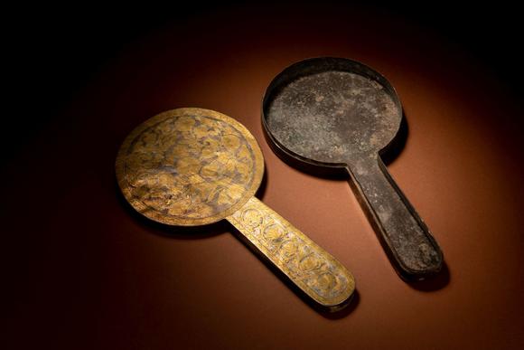 中国古代银鎏金凤纹花卉镜盒