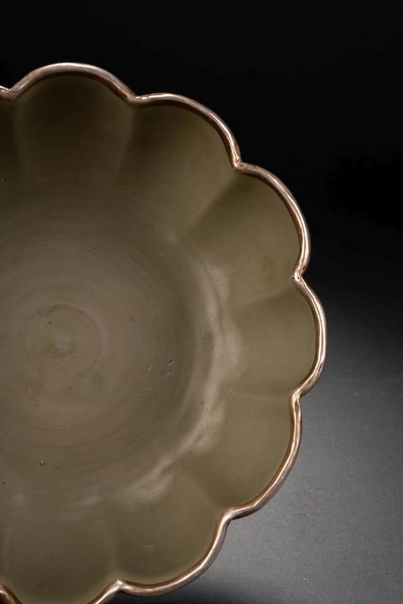 日本拍卖事业株式会社中国古代越窑秘色瓷花口钵