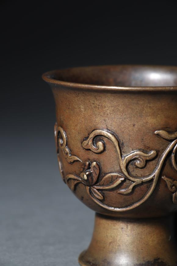 清铜缠枝莲纹高足杯