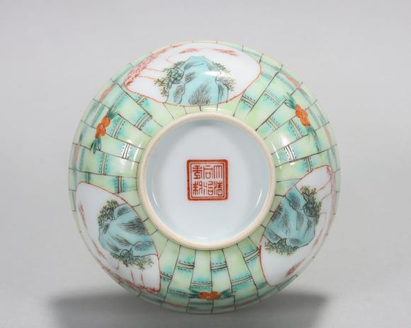 大清同治年制款矾红粉彩竹林花卉开光竹林纹碗