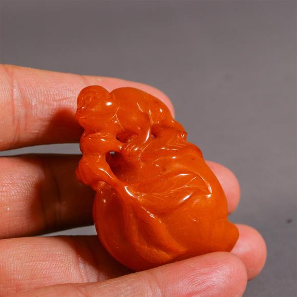 蜜蜡猴子献桃吊坠