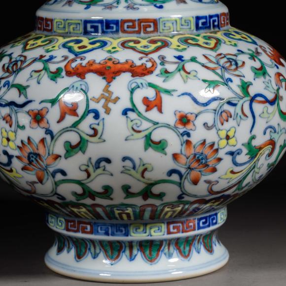 中国清代乾隆款斗彩瓷瓶