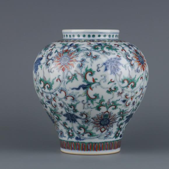 清代乾隆年制斗彩缠枝莲寿字纹小罐