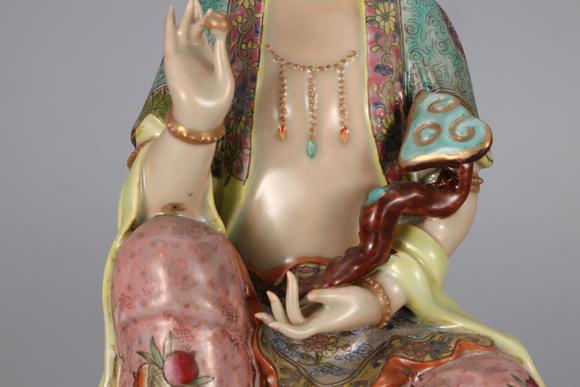 东京国际清乾隆 粉彩观音像